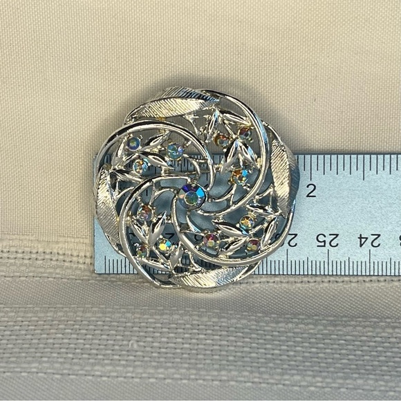 💥SALE VTG‎ AB Brooch Round Silver-tone EUC - Picture 5 of 5